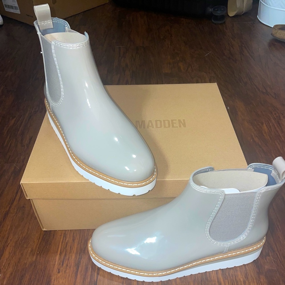 Size 8 Steve Madden rain boots